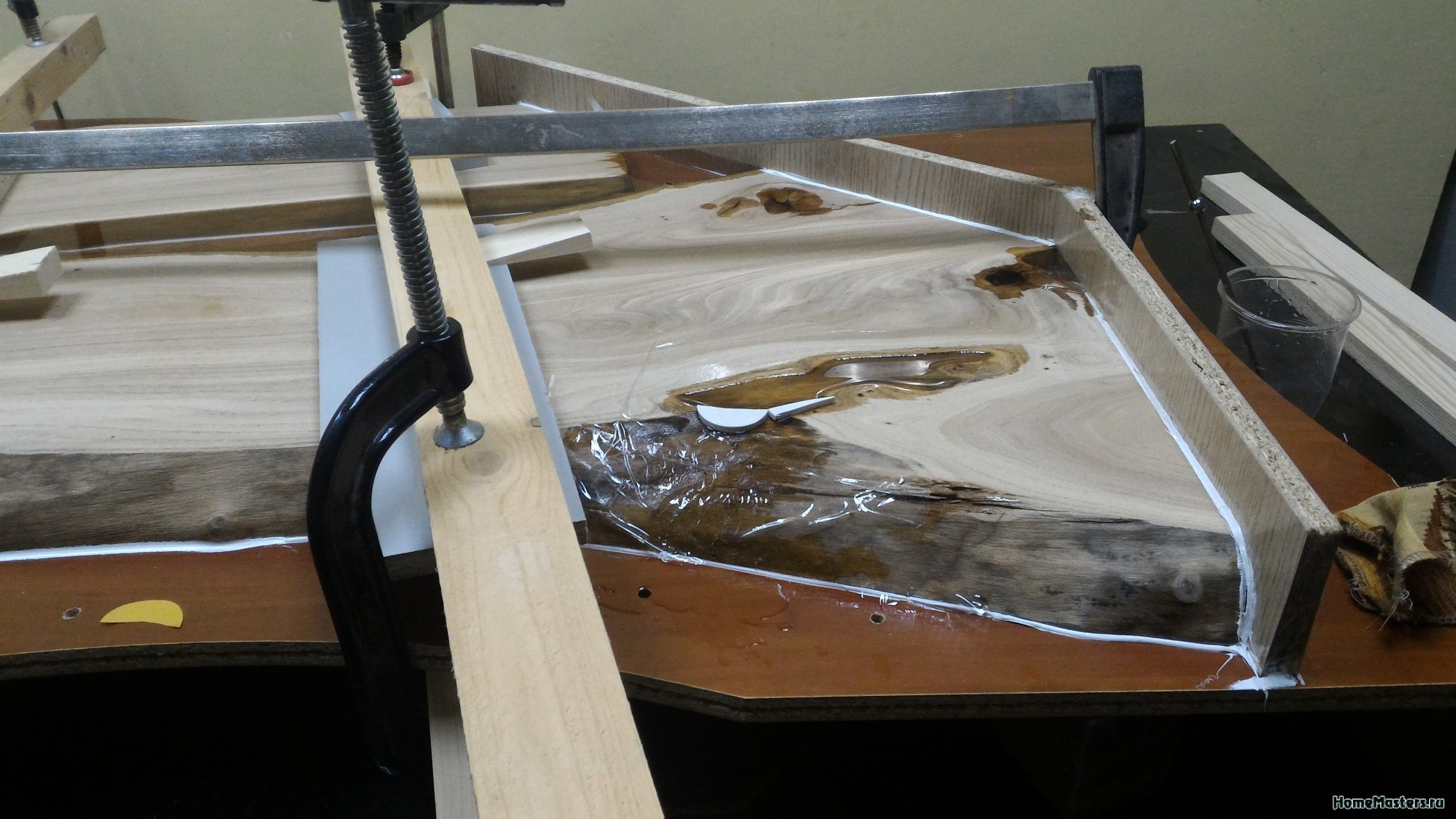 Image - DIY wheel repair on a suitcase