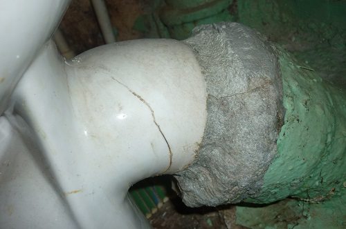 Image - DIY toilet cracking repair