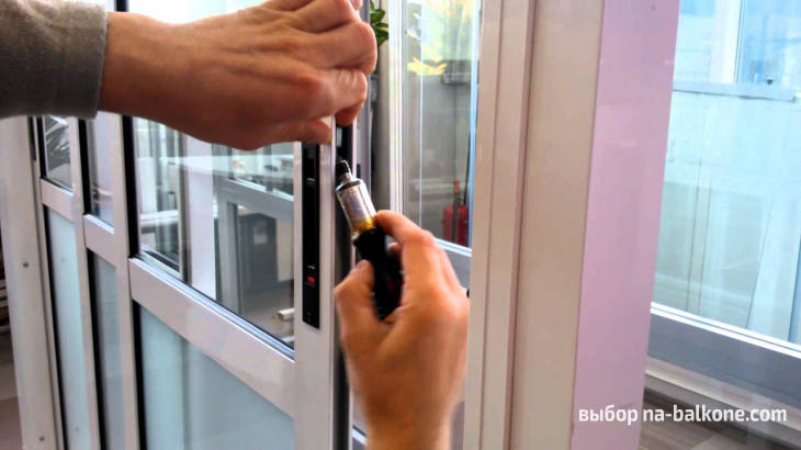 Image - DIY repair of a lock in a plastic door