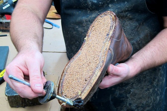 Image - DIY repair of cracks in shoe soles