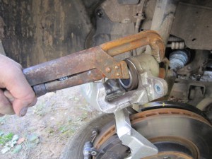 Image - Renault Logan DIY brake caliper repair