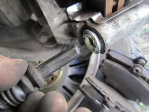 Image - Renault Logan DIY brake caliper repair