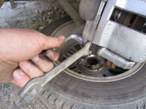Image - Renault Logan DIY brake caliper repair