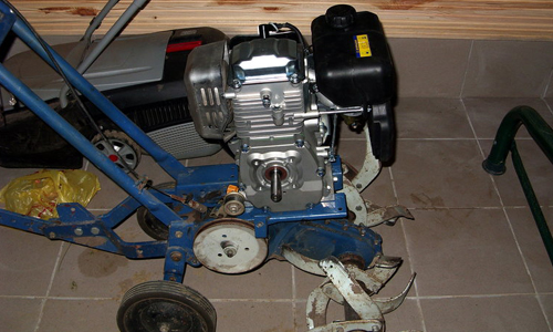 Image - Do-it-yourself pubert walk-behind tractor engine repair