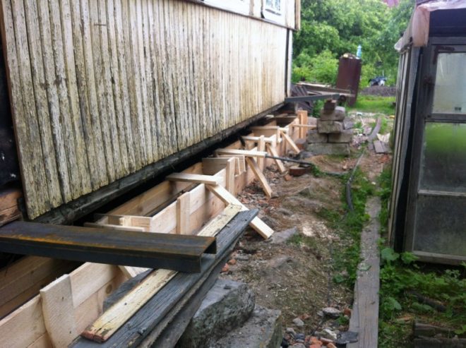 Image - DIY repair of the foundation of a wooden house