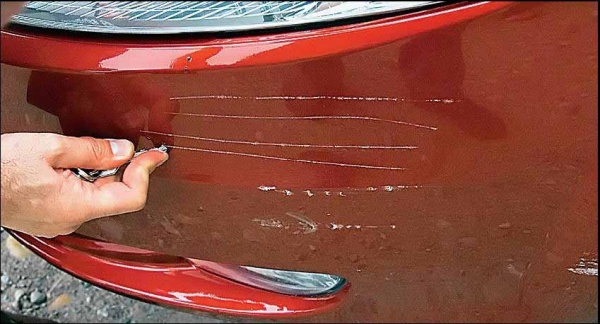 Image - DIY repair of scratches on a car with a pencil