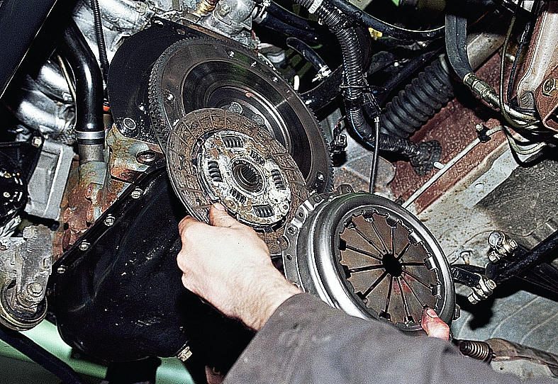 Image - Do-it-yourself clutch repair on a classic