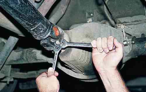 Image - Do-it-yourself clutch repair on a classic
