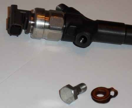 Image - Do-it-yourself common rail injector repair pouring into the return line