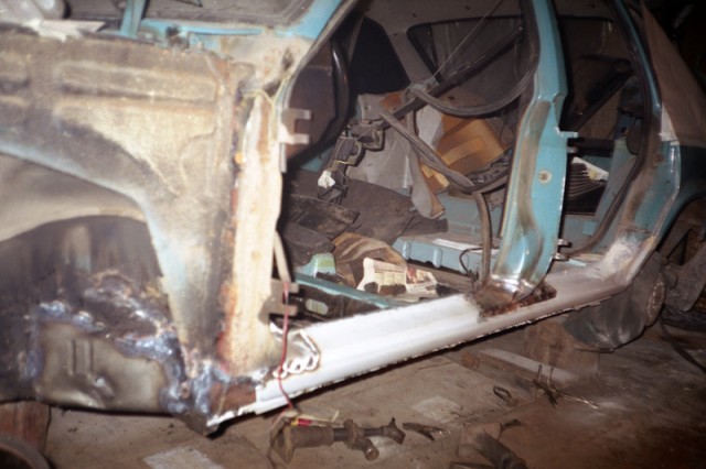 Image - Do-it-yourself car door sills repair with foam