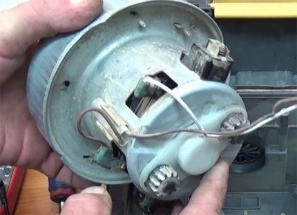Image - Do-it-yourself vacuum cleaner brush repair