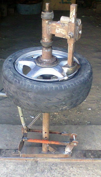 Image - Do-it-yourself tire changer repair
