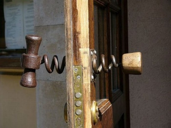 Image - DIY do-it-yourself repair of the door handle of an interior door