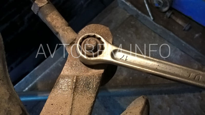 Image - Mitsubishi Lancer 9 DIY repair replacement of the lower ball