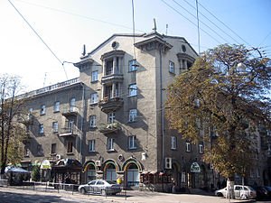 Image - DIY repair in a Stalinist house