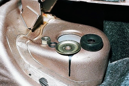 Obrázek - Svépomocná oprava zadního tlumiče VAZ 2110