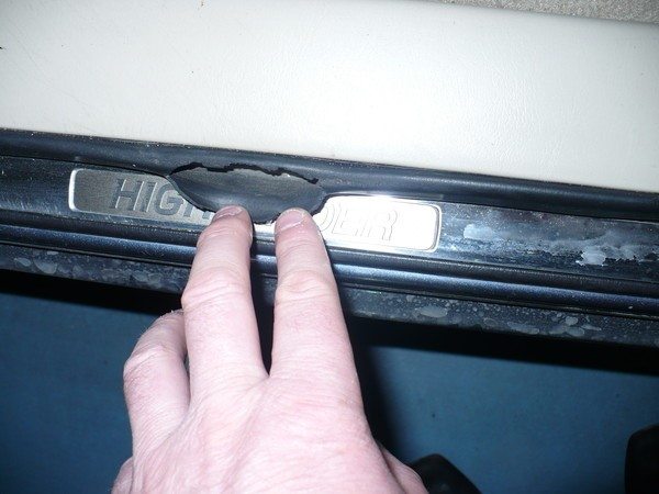 Image - Do-it-yourself plastic window repair does not open for airing