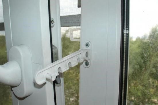 Image - Do-it-yourself plastic window repair does not open for airing